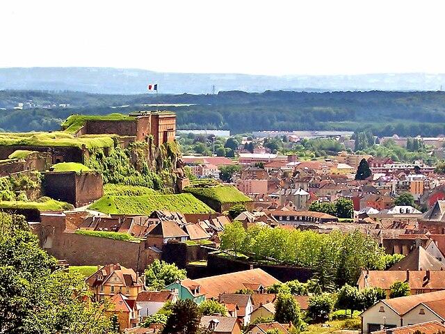 Belfort- Immobilier - CENTURY 21 Agence du Théâtre - Belfort_et_le_château,_vus_de_la_Miotte